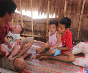 Lời khẩn cầu của người bố ôm con trai 9 tháng tuổi bệnh tật thì mẹ bỏ đi, để lại 3 con nheo nhóc