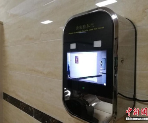 Nhà vệ sinh ở Trung Quốc lắp cả hệ thống quét khuôn mặt, ai quét xong mới cho lấy giấy vệ sinh