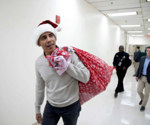 'Ông già Noel' Obama đội mũ đỏ, khệ nệ vác túi quà to