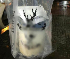 Bị khách hàng hủy đơn trà sữa giữa mưa to gió lớn Sài Gòn, tài xế già khóc: 'Đời tôi đâu dám uống ly trà mắc vậy'