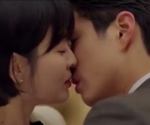 Nụ hôn nồng cháy của Song Hye Kyo và Park Bo Gum khiến rating 'Encounter' tăng mạnh