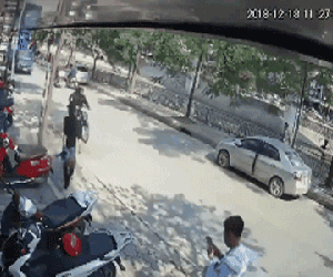 CLIP: Gây họa cho người đi xe máy, tài xế ô tô sau đó còn có hành động gây bức xúc hơn