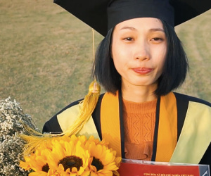 Cô gái ung thư 22 tuổi từng diễn vai về chính cuộc đời mình bật khóc ngày nhận bằng tốt nghiệp: 'Ước mơ của mình đã thành hiện thực rồi'