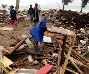 Duyên hải Indonesia tan hoang sau sóng thần do núi lửa