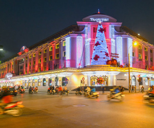 Không khí Giáng sinh trên khắp đường phố ở Hà Nội