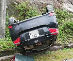 Xe Vios đâm vào vách núi lật ngửa
