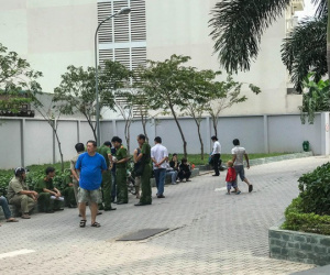 Công an rơi lệ trước cái chết của bé gái 5 tuổi rơi từ tầng 9