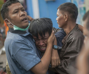 Indonesia một ngày chìm trong đau thương và nước mắt: Người dân đau đáu đi tìm người thân thích