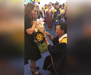 Màn cầu hôn ngay tại lễ tốt nghiệp khiến hội FA ghen tị 'nổ mắt' vì quá ngọt ngào