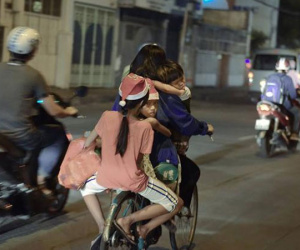 Mẹ đèo 3 con trên xe đạp cũ giữa đêm lạnh, chi tiết này mới khiến bao người xúc động