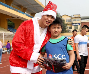 'Ông già Noel' Duy Mạnh, Đức Huy tặng quà cho các em nhỏ