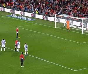 Tiền đạo Tây Ban Nha đá penalty tinh quái, khiến thủ môn bó tay