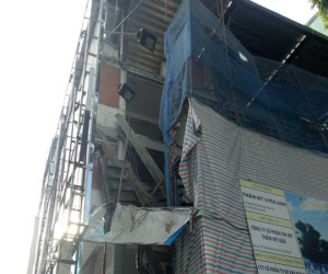 TP. HCM: Sập giàn giáo công trình xây dựng cơ sở phẫu thuật thẫm mỹ, 1 người chết và 2 người bị thương