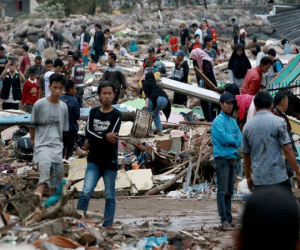 Video: Sức tàn phá của sóng thần tấn công bờ biển Indonesia