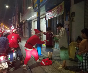 Ấm lòng đêm Giáng sinh của người vô gia cư Sài Gòn