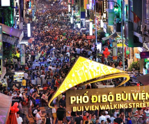 Biển người ở phố Tây Sài Gòn đêm Giáng sinh