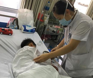 Bé trai 7 tuổi bị chó cắn biến dạng mặt