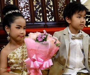 Cặp sinh đôi Thái Lan được tổ chức hôn lễ vì gia đình tin rằng 2 em là 'người tình kiếp trước'