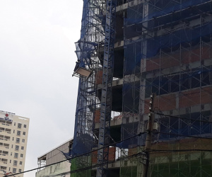 Đứt cáp tại công trình xây dựng ở Sài Gòn, 1 người bị rơi từ tầng cao xuống đất