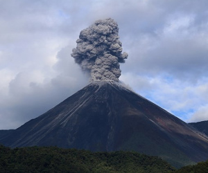 Ecuador: Núi lửa gần thủ đô Quito phun trào cột tro bụi cao hơn 500m
