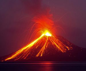 Indonesia sợ núi lửa Anak Krakatoa đổ sụp, gây thêm sóng thần
