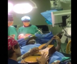 Video: Bệnh nhân gảy đàn trong khi được phẫu thuật não