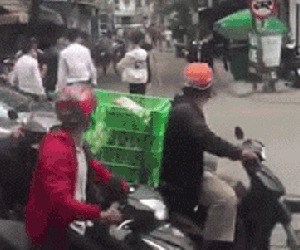 Video: Gần 50 thanh niên hỗn chiến kinh hoàng trên đường phố Sài Gòn