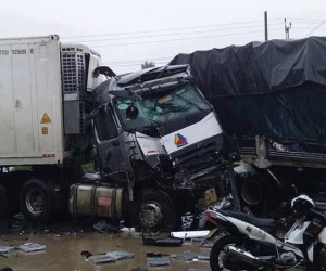 Bình Thuận: Xe tải và xe container đâm nhau gây tai nạn liên hoàn trên Quốc lộ, 2 người chết, nhiều người bị thương