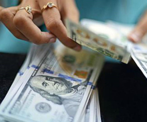 Giá USD tại các ngân hàng 'cắm đầu' giảm 40-60 đồng
