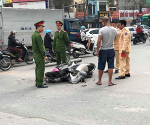 Hà Nội: Xe bồn lao nhanh húc văng 3 xe máy, đâm đuôi xe cẩu mới chịu dừng lại khiến 4 người bị thương