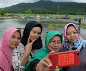 Một số người Indonesia trở về vùng sóng thần tàn phá để chụp ảnh tự sướng: 'Cảnh hoang tàn mới được nhiều like'