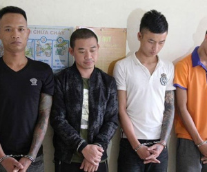 Nhóm thanh niên dùng trứng thối trộn dầu nhớt đòi nợ ở TP Vinh