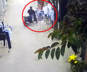 Video dị: 2 thanh niên đi xe SH dừng xe, rút trộm quần áo đang phơi