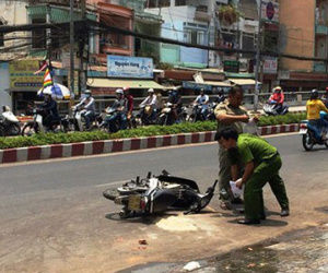Cô gái bị tạt axít hỏng 2 mắt trên đường phố Sài Gòn