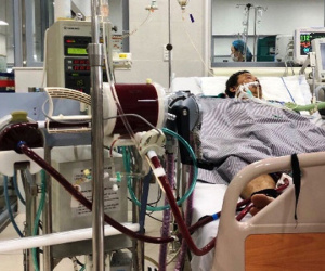 Hành trình gần 40 ngày đưa một bác sĩ từ cõi chết trở về