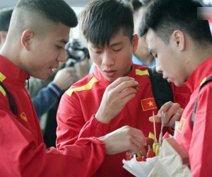 'Hoàng tử bánh gấu' Đức Huy ngẩn tò te vì bị đồng đội 'xâu xé' đồ ăn fan tặng tại sân bay