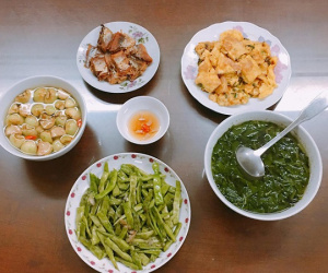 Mang mâm cơm nhà vừa rẻ vừa ngon đi khoe khắp các diễn đàn, mẹ trẻ bị cư dân mạng ném đá vì lý do này