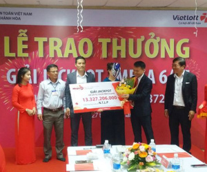 Người phụ nữ đeo mặt 'Transformer' nhận 13,3 tỷ đồng Vietlott