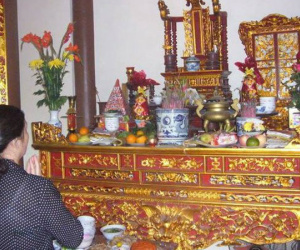 Tuyệt đối không được làm việc này với đồ thờ cũ kẻo gia đình phải gánh hạn nặng, của cải võ cánh bay đi