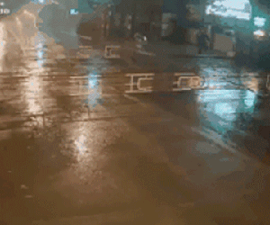 Video: Pha trượt dài 10m, đâm gãy 2 rào chắn tàu của thanh niên chạy xe máy