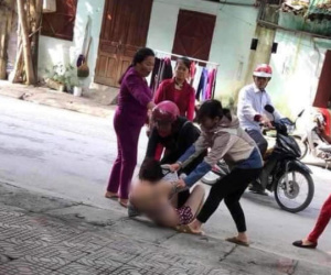 Xôn xao hình ảnh 2 mẹ con cùng đi đánh ghen, lột đồ cô nhân tình bất chấp can ngăn: 'Thương nó, ai thương con tôi!'