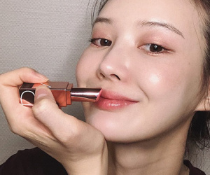 10 món mỹ phẩm phải-mua của năm 2018: tất cả đều lung linh hết cỡ, thú vị nhất là cây son 'cứ đánh lên là có người tán'
