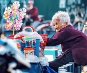 Hình ảnh cụ bà lưng còng gục đầu bên gánh hàng rong giữa ngã tư Hà Nội khiến nhiều người xót xa