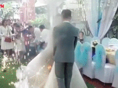 Váy cô dâu bén lửa do pháo sáng đốt tại tiệc cưới khiến nhiều người thót tim