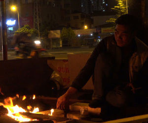 Video: Người lao động đốt lửa sưởi trong đợt rét đậm ở Hà Nội