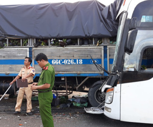 Xe chở khách du lịch tông ô tô tải, 9 người thương vong