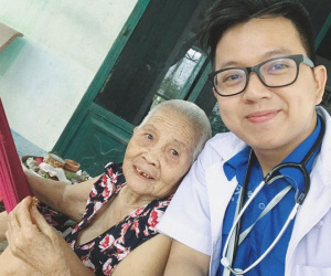 Đi khám bệnh, bà ngoại 'ủ mưu' mai mối cháu gái 27 chưa chịu lấy chồng cho chàng bác sĩ dễ thương