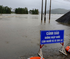 Mưa lũ hoành hành Nam Trung Bộ, 4 người chết