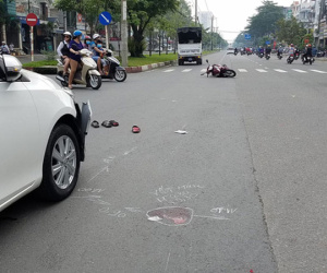 TP. HCM: Xe máy va chạm với xe đi rước dâu, 2 người nguy kịch