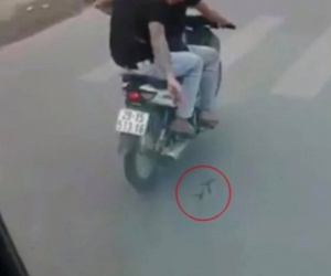 Hà Nội: Cảnh sát bắt giữ hai thanh niên rải đinh cực nguy hiểm ngay trước đầu xe